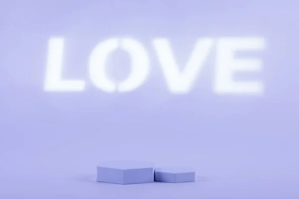 プロダクトのための愛の白いテキストの後ろに青の背景 ライトブルーの幾何学形で作られています — ストック写真