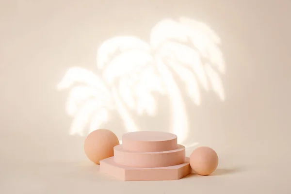 Crèmekleurige Achtergrond Met Een Witte Palmboom Achter Voor Product Commercial Stockfoto