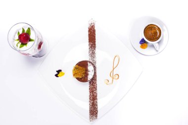 Beyaz arka planda vurulan bir restoran şefi tarafından özel bir çöl. Karamelli çikolatalı pasta.