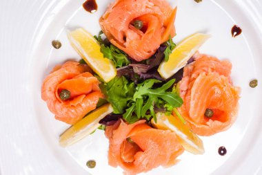  Domatesli ve zeytinli restoran şefi tarafından yapılan özel karidesli makarna.