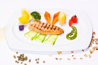  Brokoli limonlu ve domatesli bir restoran şefi tarafından yapılan özel balık tabağı.