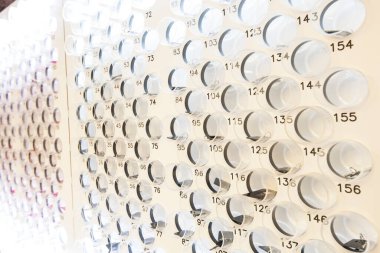 Spor salonundaki plastik ve yuvarlak delikli bir soyunma odasının anahtarı.