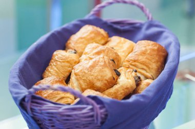 Taze kruvasan ve pastane koruma amaçlı kırmızı bir sepetin içinde.