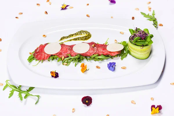 Piatto Speciale Realizzato Dallo Chef Con Linguette Letto Erbe Decorazioni — Foto Stock