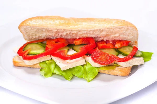 レストランのシェフが作るサンドイッチプレート パンコショウキュウリチーズとサラダと構成 — ストック写真