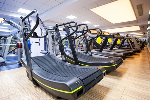 Fitnessruimte Met Moderne Fitnesstoestellen Voor Fitnessevenementen Meer Moderne Indoor Fitnessruimte — Stockfoto