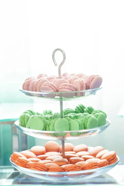 Barretta Caramella Tavolo Con Caramelle Dolci Deliziosi Cupcakes Trovano Piatto — Foto Stock
