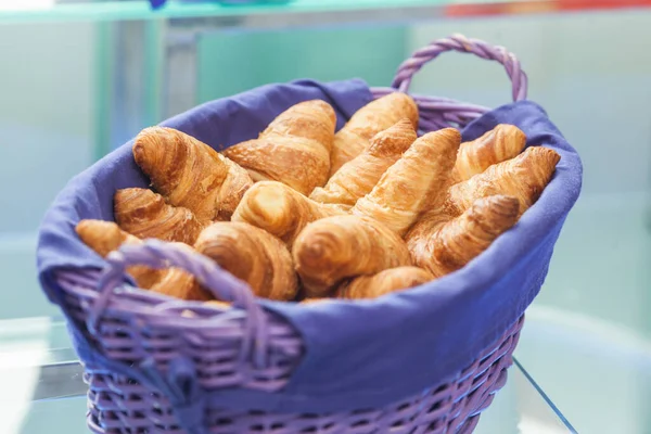 Taze kruvasan ve pastane koruma amaçlı kırmızı bir sepetin içinde.