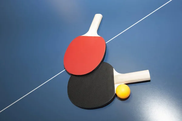 Ping Pong Tafel Twee Peddels Ballen Een Sportschool Een Tafel Stockafbeelding