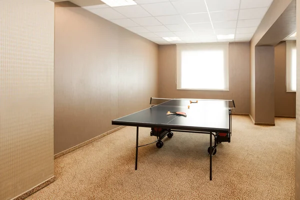 Ping Pong Asztal Kész Játszani Belül Labdák Ütők Kiindulási Helyzetben Stock Kép
