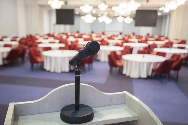 Interieur Van Een Vergaderzaal Detail Van Een Microfoon Zittend Een Rechtenvrije Stockfoto's