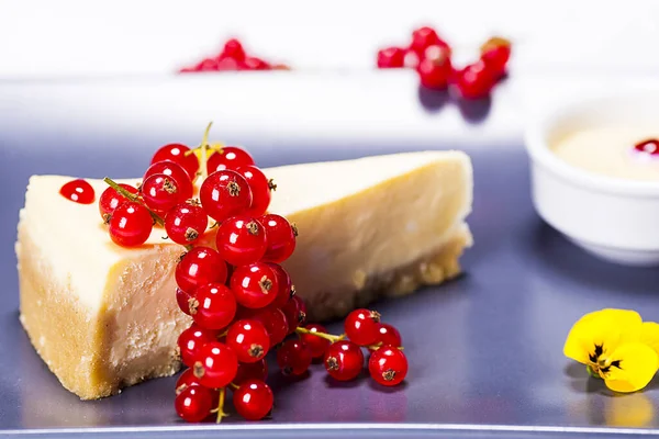 Käsekuchenteller Von Einem Restaurantkoch Komposition Aus Früchten Und Verschiedenen Blumen Stockbild