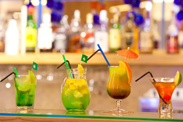 Glazen Met Diverse Cocktails Prachtig Gekleurd Gerangschikt Een Bar Met Stockfoto