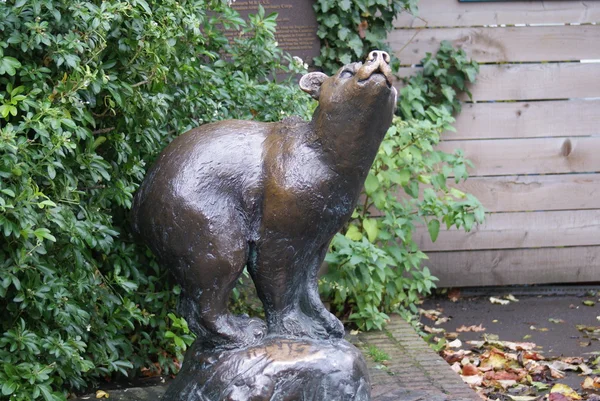 Brown Bear Statue - Ursus arctos — Stock Photo, Image