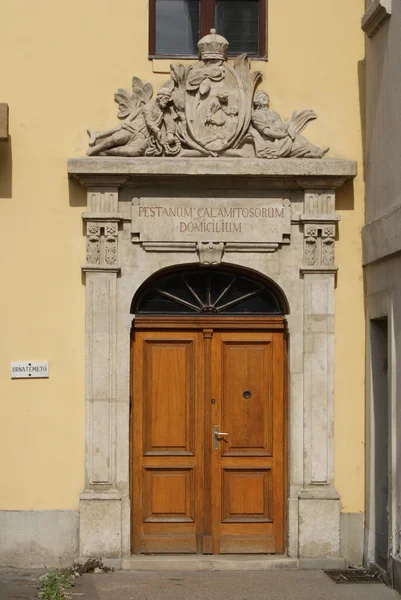 Budapeste histórico - Igreja amarela — Fotografia de Stock