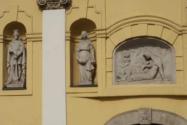 Історичні Будапешт - жовтий церкви — стокове фото