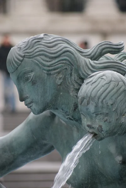 Londen: Trafalgar Square fontein — Stockfoto