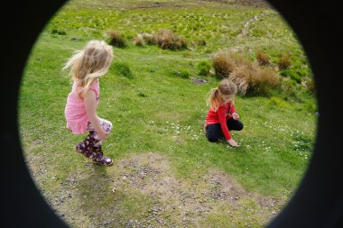 çimenlerin üzerinde oynayan genç kız