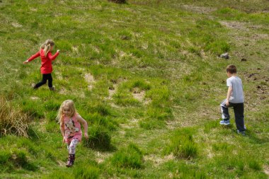Çocuk farklı yönlere dolaşım
