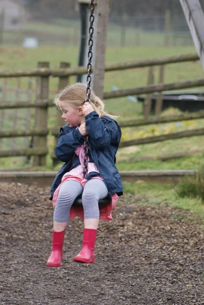 Jong meisje op zip draad — Stockfoto