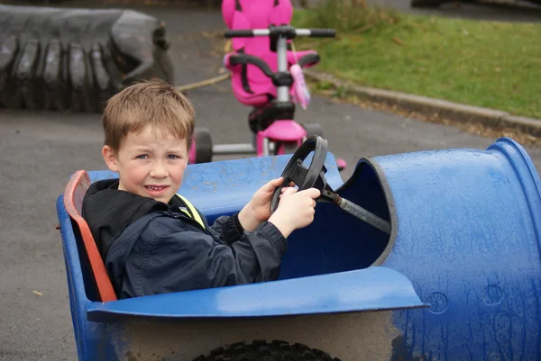 Mały chłopiec w beczki go-kart — Zdjęcie stockowe