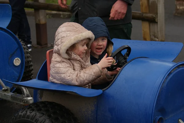 Due bambine in botte Go-Kart — Foto Stock