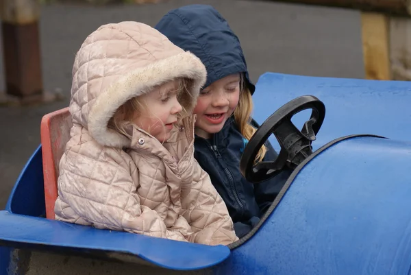 Twee kleine meisjes in vat go-kart — Stockfoto