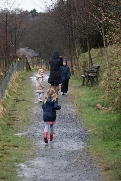 Familjen gå på landsbygden — Stockfoto