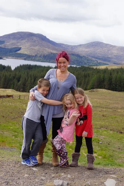 Matka i dzieci w szkockich highlands - piękne krajobrazy — Zdjęcie stockowe