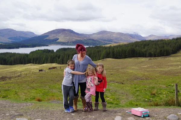 Mother and Children in Scottish Highlands - Beautiful Scenery — Stock Photo, Image