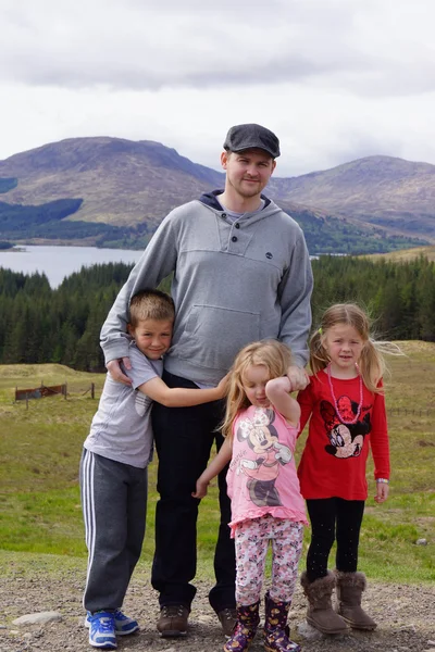 Ojciec i dzieci w szkockich highlands - piękne krajobrazy — Zdjęcie stockowe