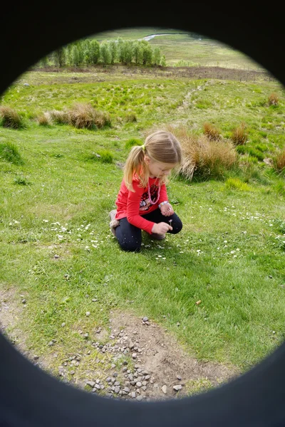 Giovane ragazza giocare su erba — Foto Stock