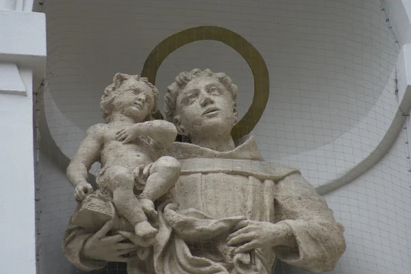 Estatuas de Budapest - Santo con el Niño — Foto de Stock