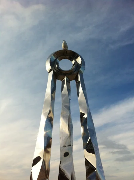 Gull perched atop Statue - Withernsea — Stock Photo, Image