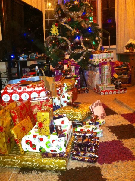 festival sezonu - Noel sabahı - hediyeler ve ağaç