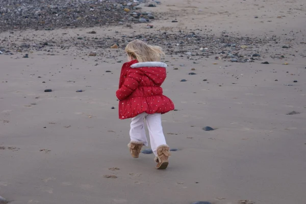 Young Girl Playing at the Beach — Stock Photo, Image