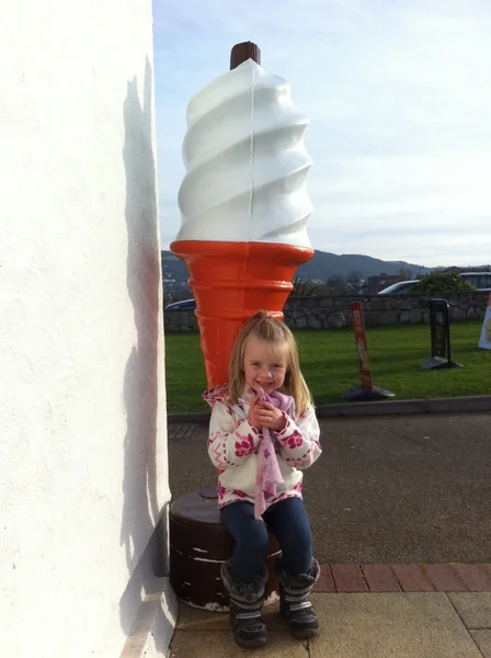 Menina com grande sorvete — Fotografia de Stock