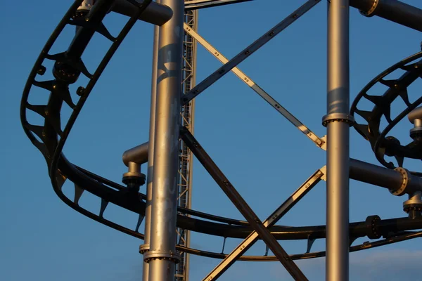 Układ toru rollercoaster w parku rozrywki — Zdjęcie stockowe