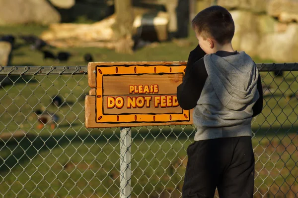 Please Do Not Feed the Children — Stock Photo, Image