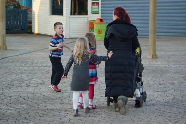 Kleine familie op een dagje uit — Stockfoto