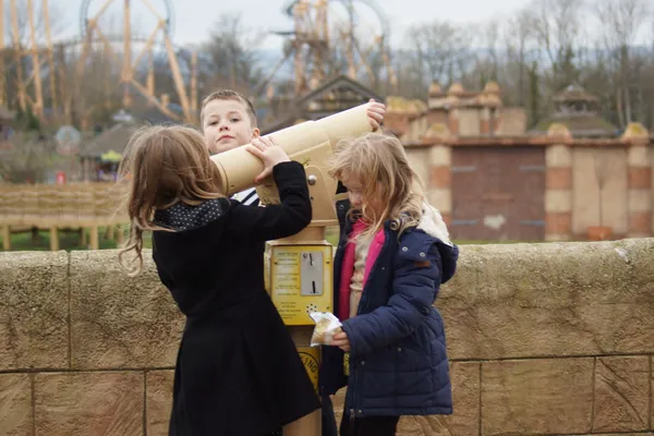 Tre bambini alla scoperta di un telescopio — Foto Stock