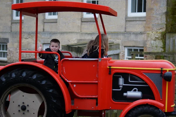 Niños pequeños en un paseo en tractor —  Fotos de Stock
