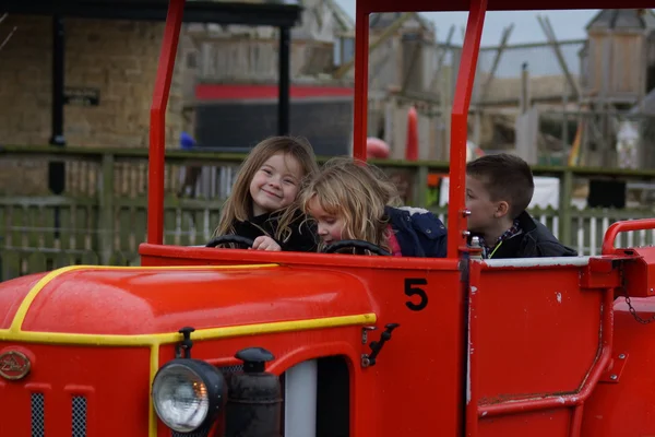 Jonge kinderen op een tractor rijden — Stockfoto