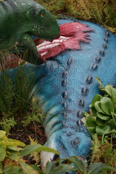 スケリドサウルス harrisonii - 恐竜を食べるシーン — ストック写真