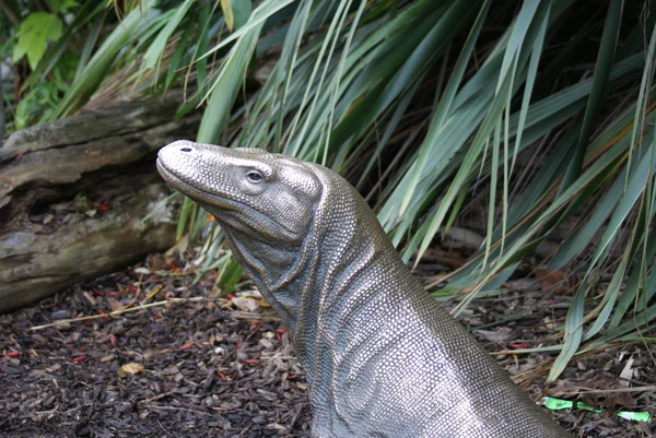 Άγαλμα του ένας δράκος του Κομόντο - varanus komodoensis — Φωτογραφία Αρχείου