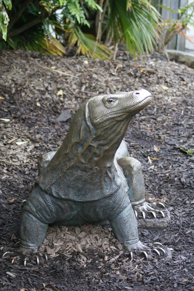 Άγαλμα του ένας δράκος του Κομόντο - varanus komodoensis — Φωτογραφία Αρχείου