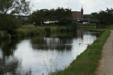 Yol Kanal kenarında