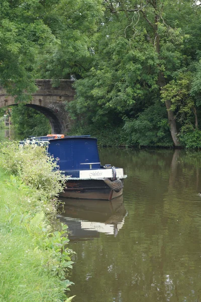 Kanalboot auf Kanal — Stockfoto