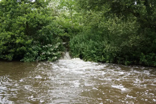 Вхід водоспаду на каналі в сільській місцевості зображення — стокове фото