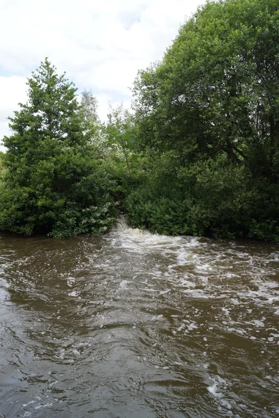 Entrada de cascada en el canal en imagen de campo —  Fotos de Stock